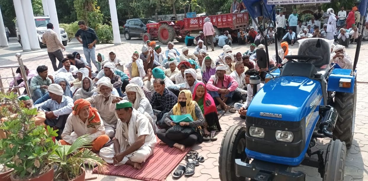 Farmers surrounded DM office, protested
