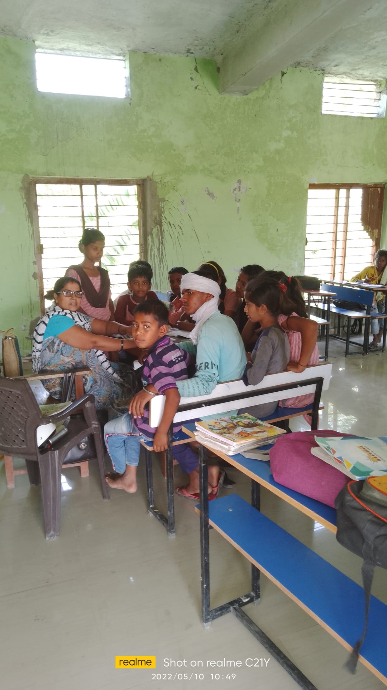 children studying between summer and humidity