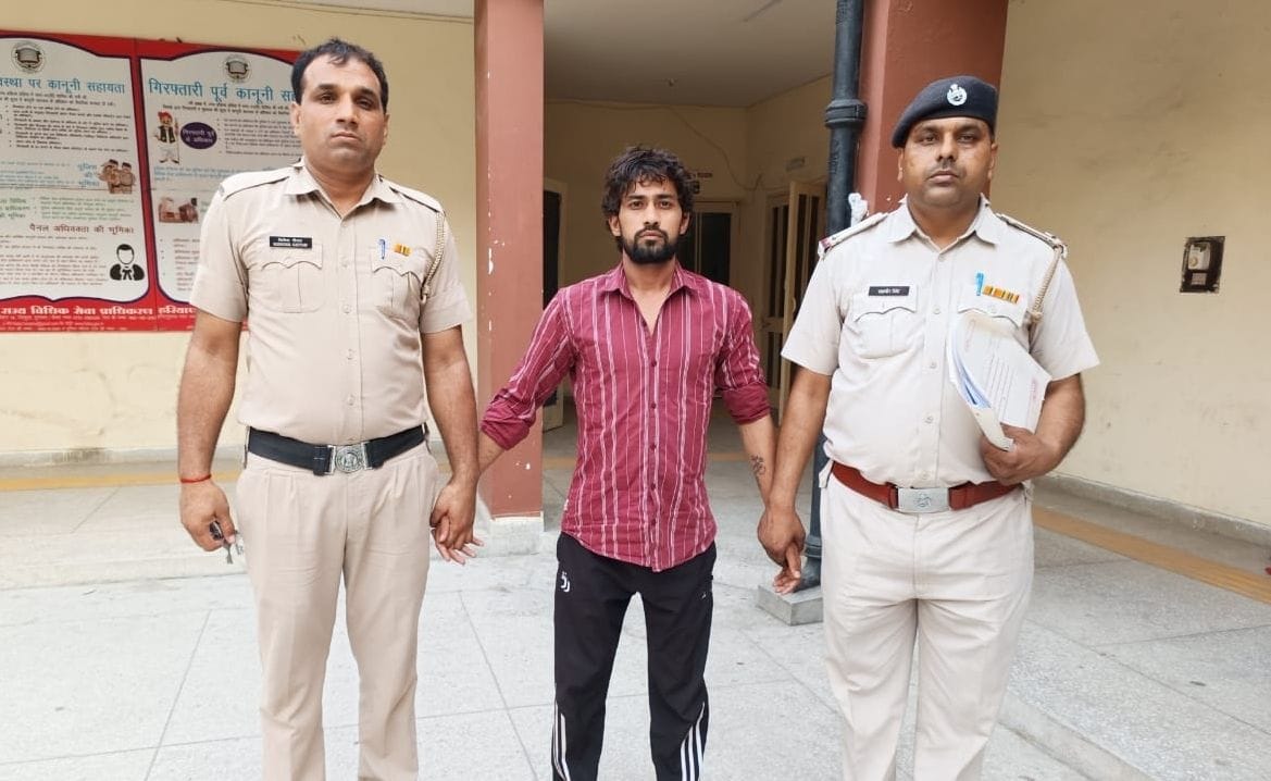 Two arrested including one accused of recce in loot of 19.62 lakh