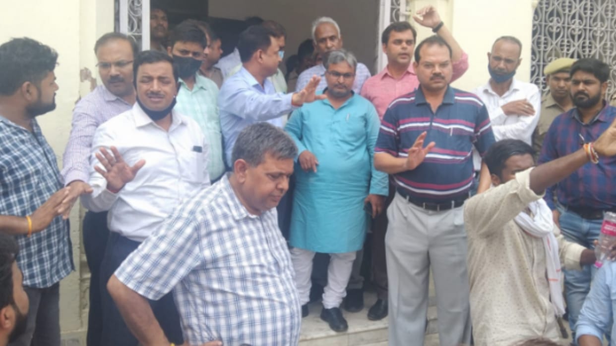 Lucknow University: Associate professor made controversial statement on Kashi Vishwanath temple, students protested