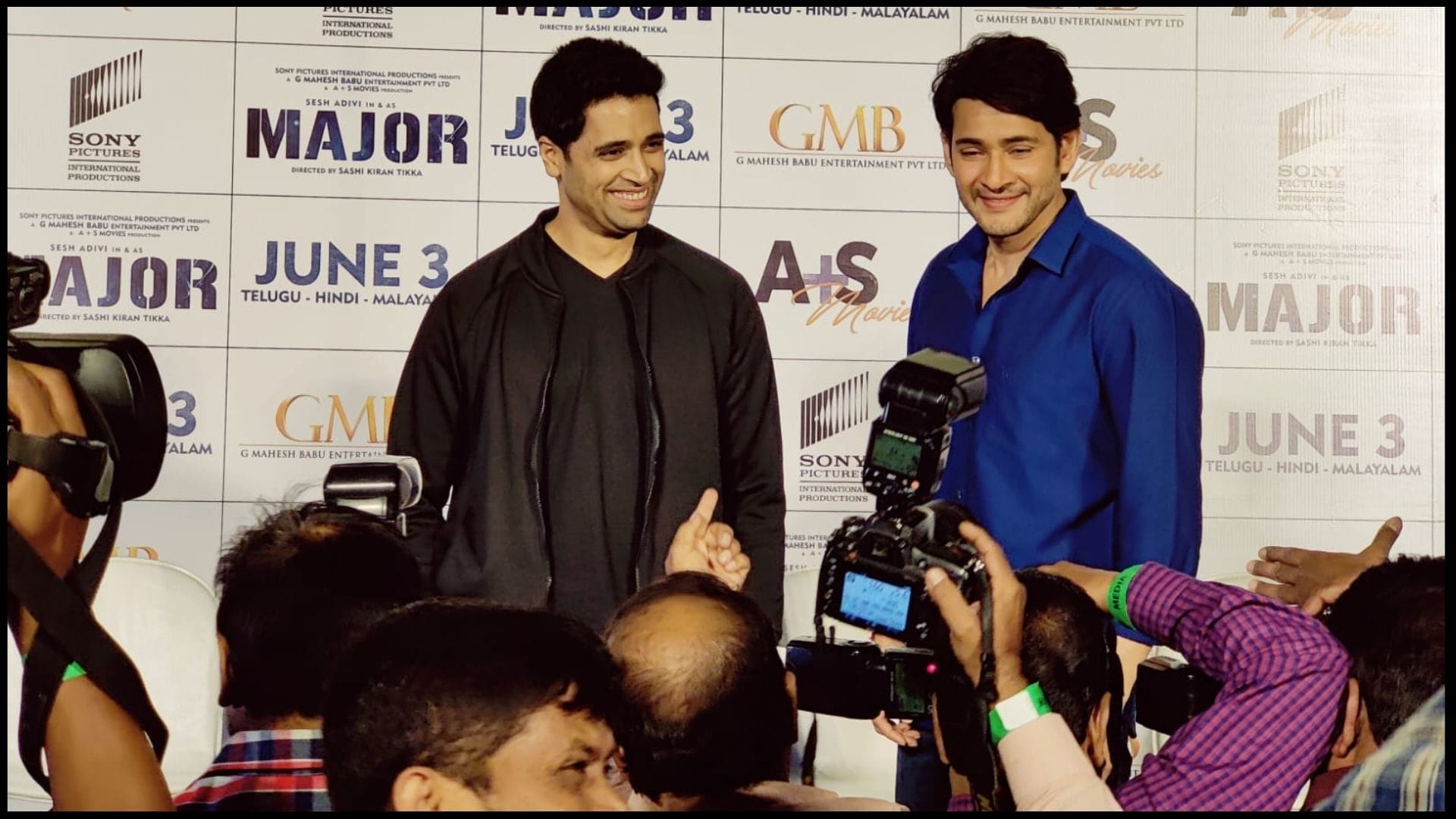 Telugu Actor Mahesh Babu jokes about hindi cinema bollywod heroines at major trailer launch in hyderabad