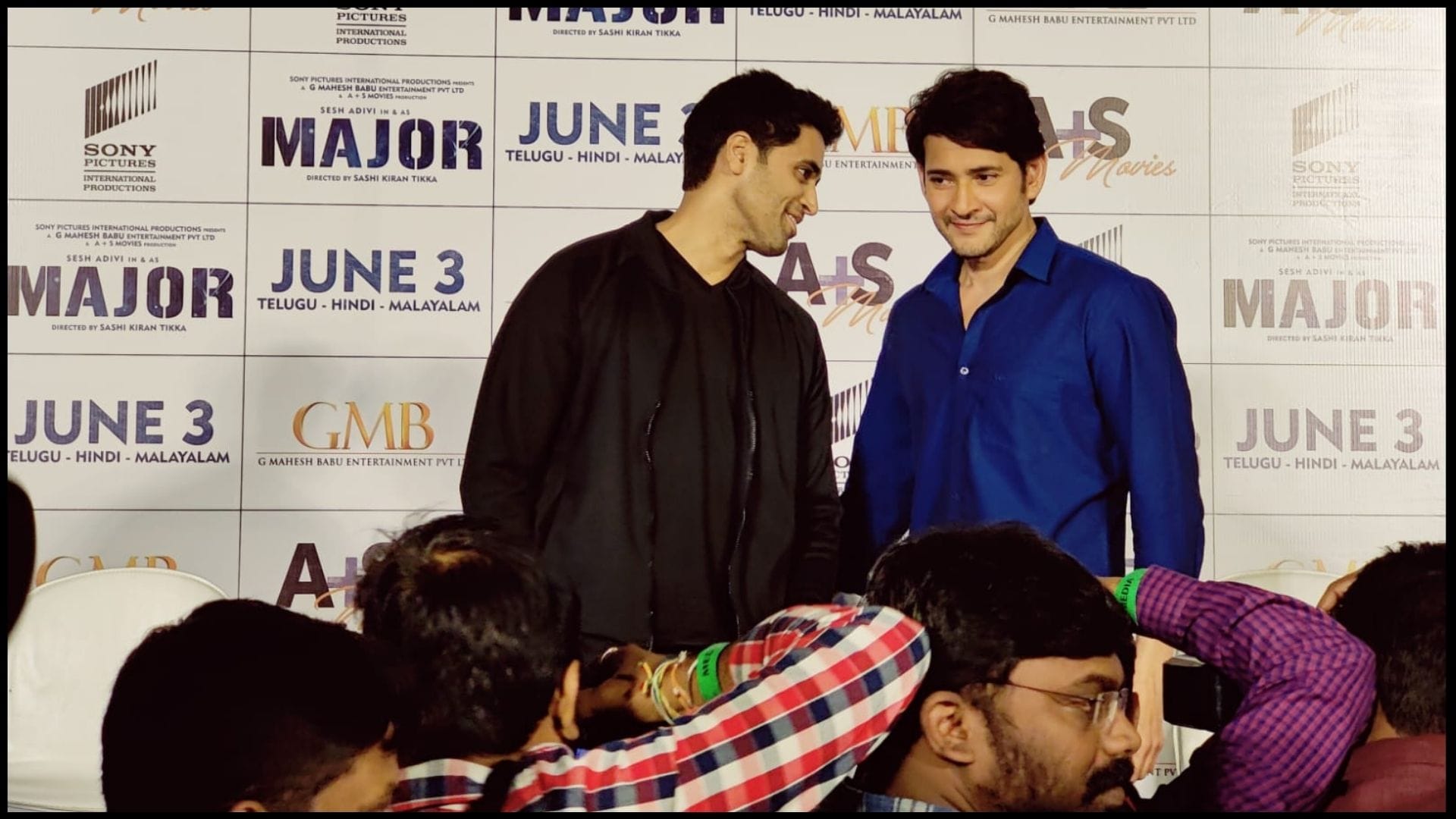 Telugu Actor Mahesh Babu jokes about hindi cinema bollywod heroines at major trailer launch in hyderabad
