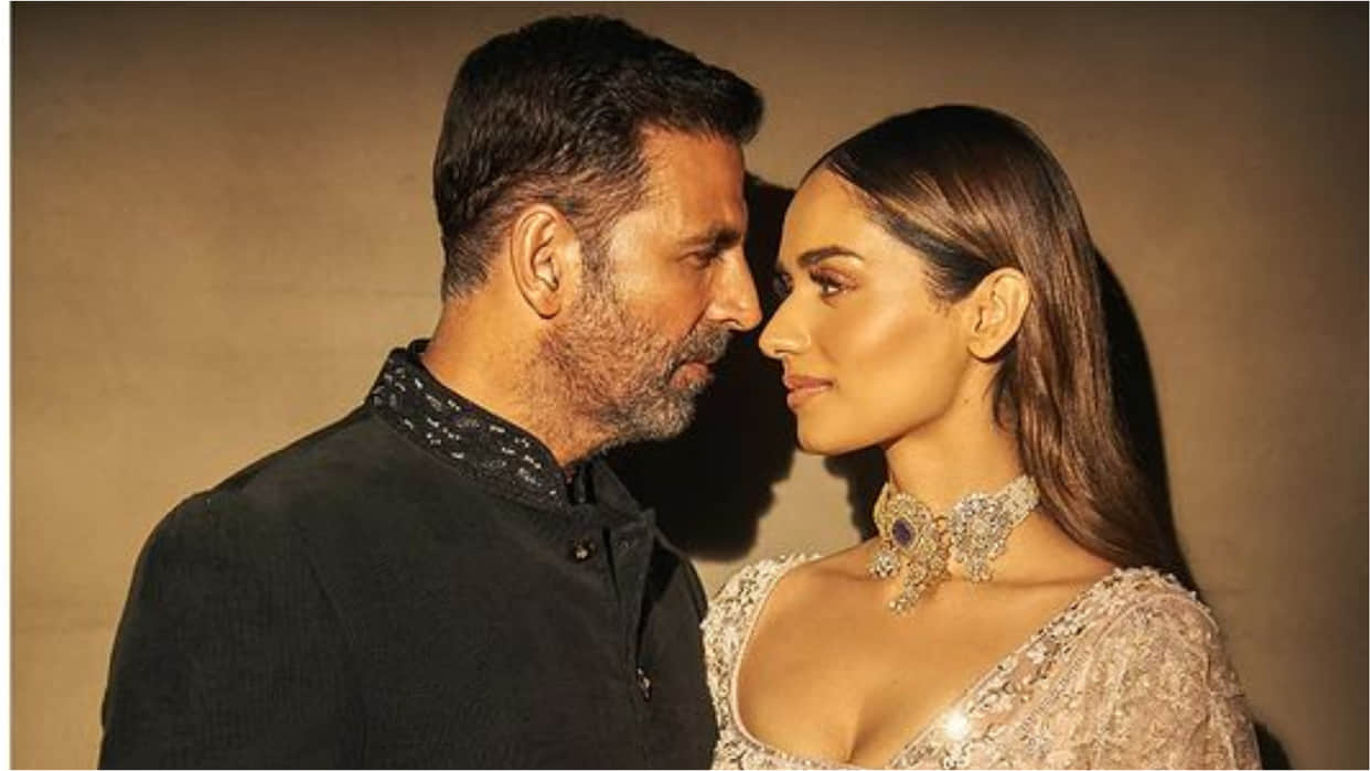 akshay kumar manushi chhillar look regal in prithviraj trailer launch