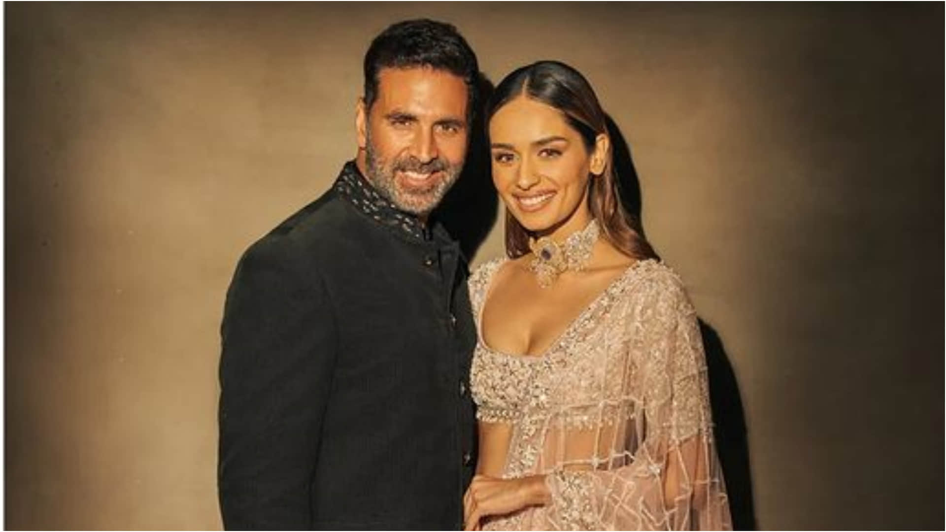 akshay kumar manushi chhillar look regal in prithviraj trailer launch