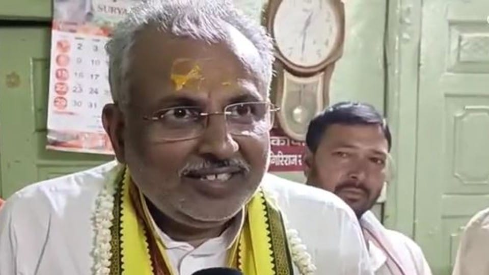 Minister of State Raghuraj Singh worshiped at Govardhan Danghati temple in Mathura