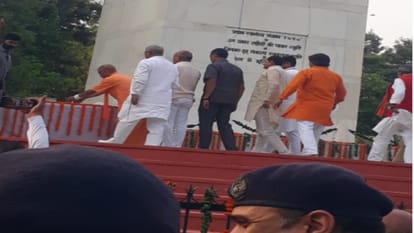PHOTOS: CM Yogi became emotional after seeing the valor of martyrs, then reached Aughadnath temple to pay floral tribute