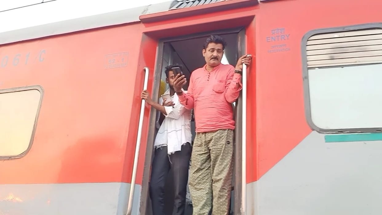 Tractor collided with Sampark Kranti, stirred up passengers