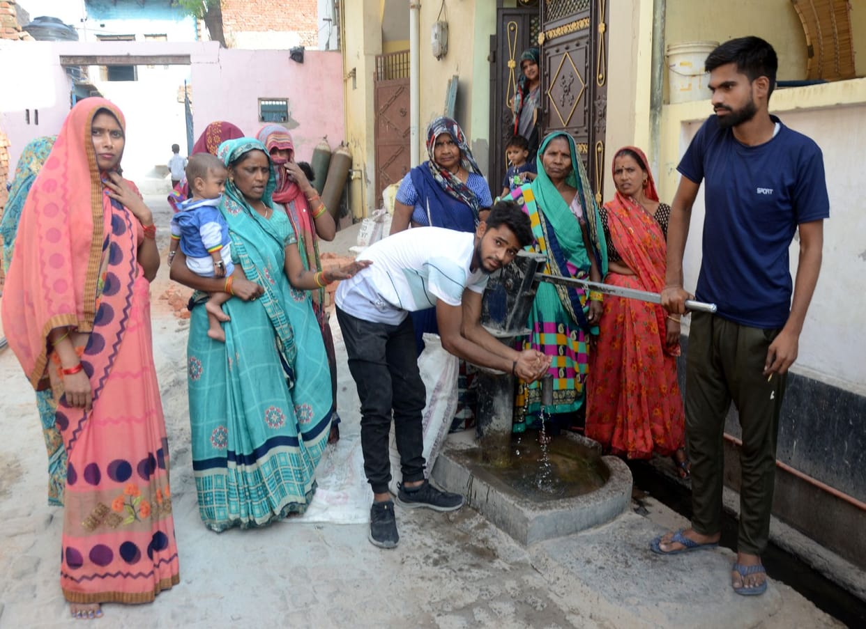 Five thousand people wake up all night for water