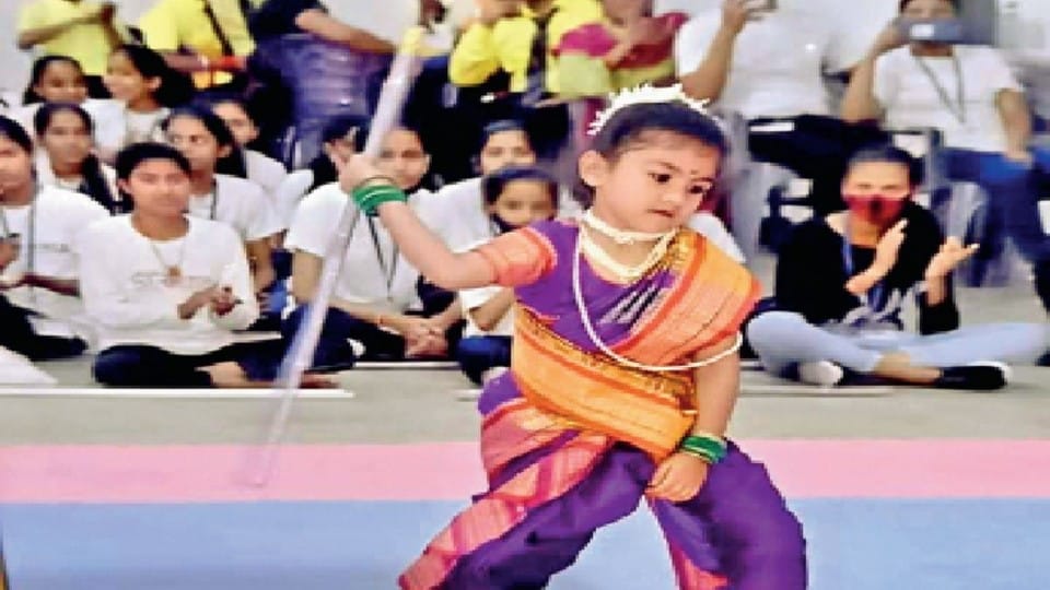 Ujjain: Meet the youngest girl who wields a stick and sword of MP, only seven years old, but everyone was surprised to see her talent.