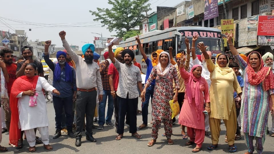 Family of bus driver protested in batala