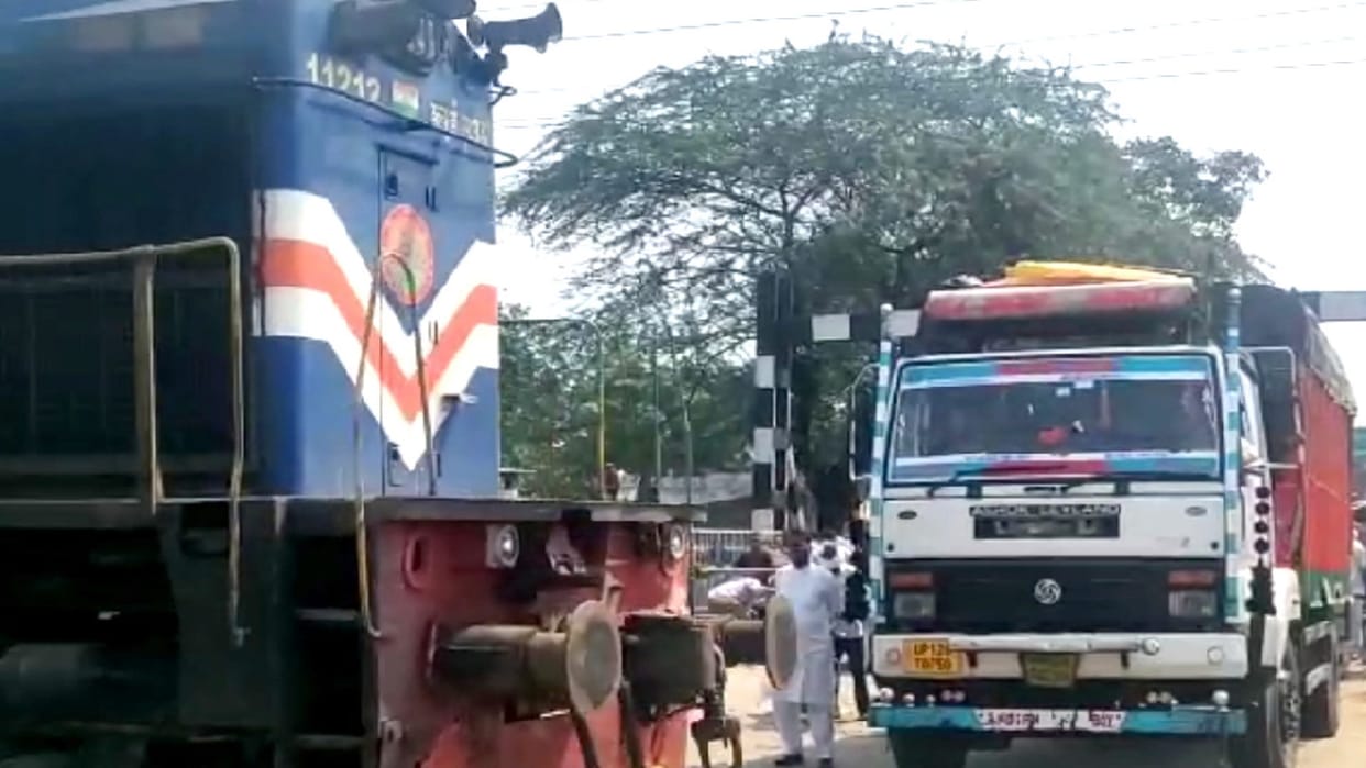 truck was stopped on railway track, gate closed and train suddenly came on the track in saharanpur