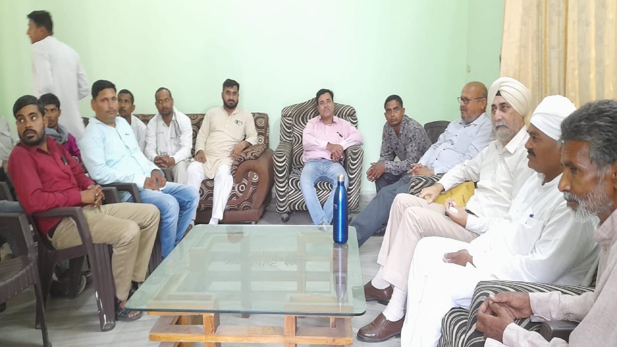 national president of kisan mazdoor sangathan vm singh held a meeting with farmer leaders in pilibhit