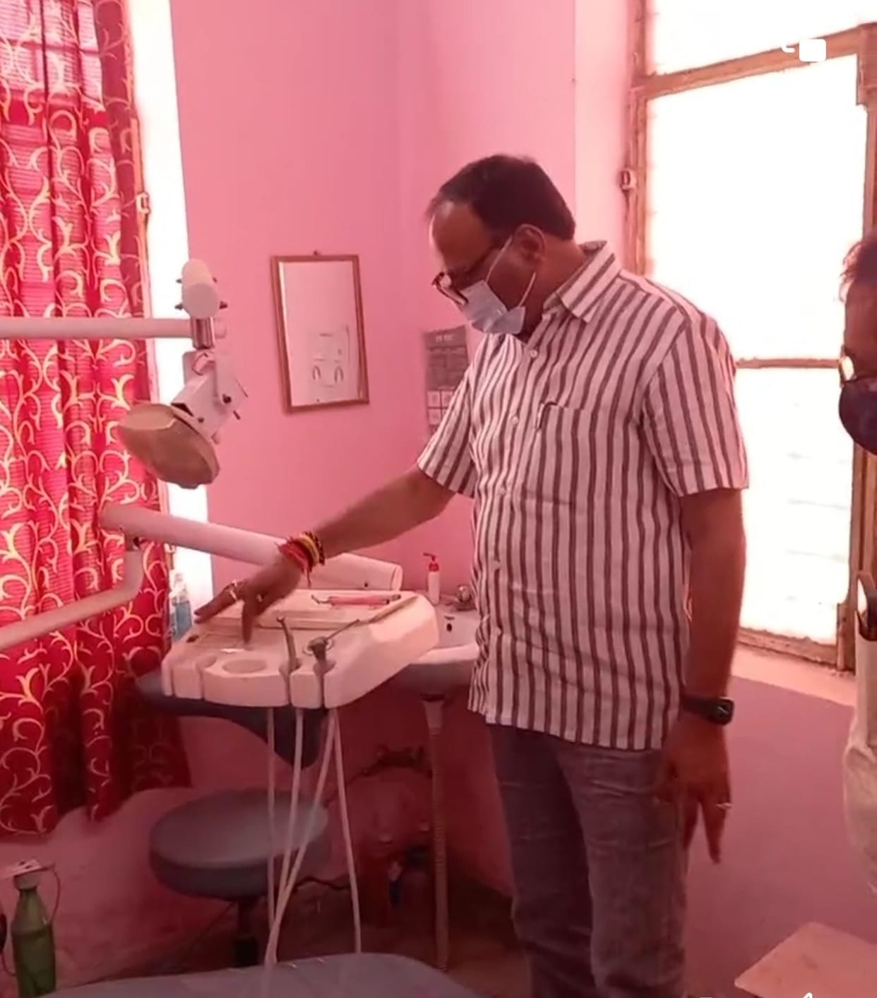 Deputy CM furious after seeing dust and dirt in the hospital