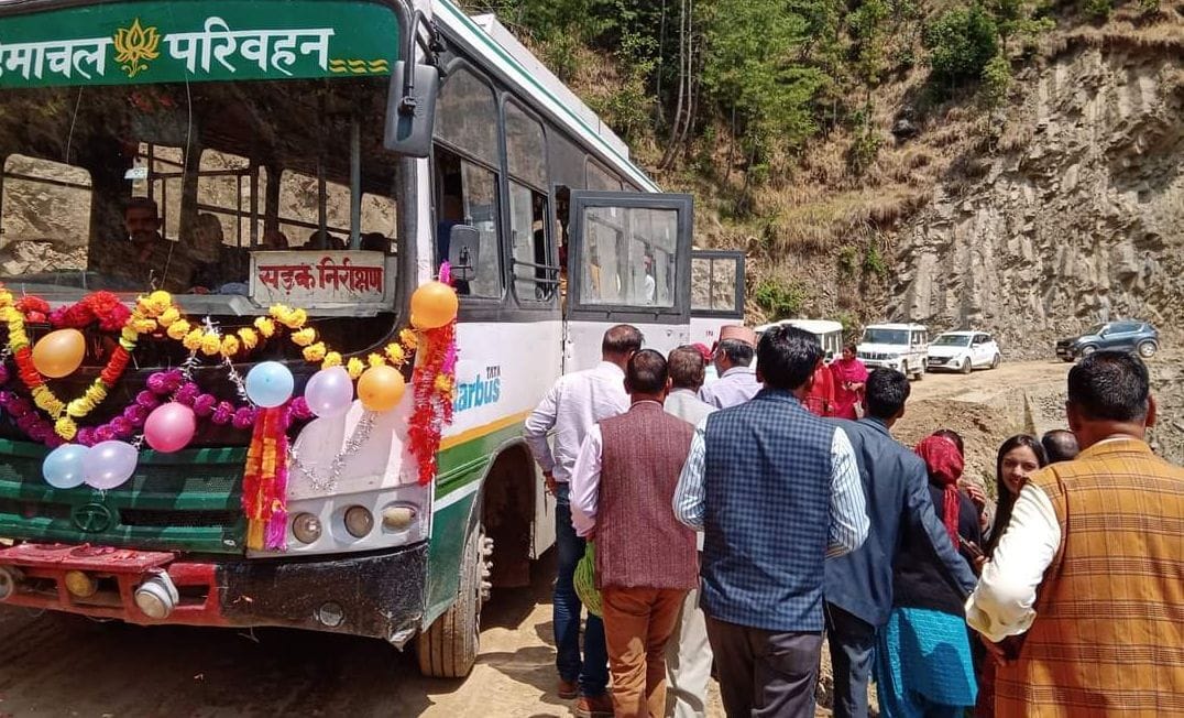 mandi news himachal news bus reached seraj shilakutla village, today