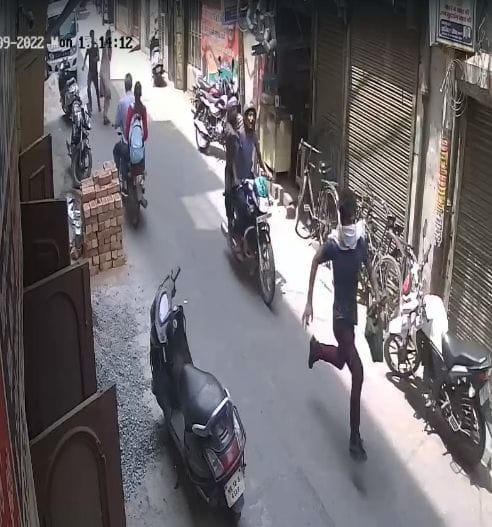 The young man ran away after snatching Rs 1.20 lakh of the elderly woman, caught the bike riders and fled leaving the bag