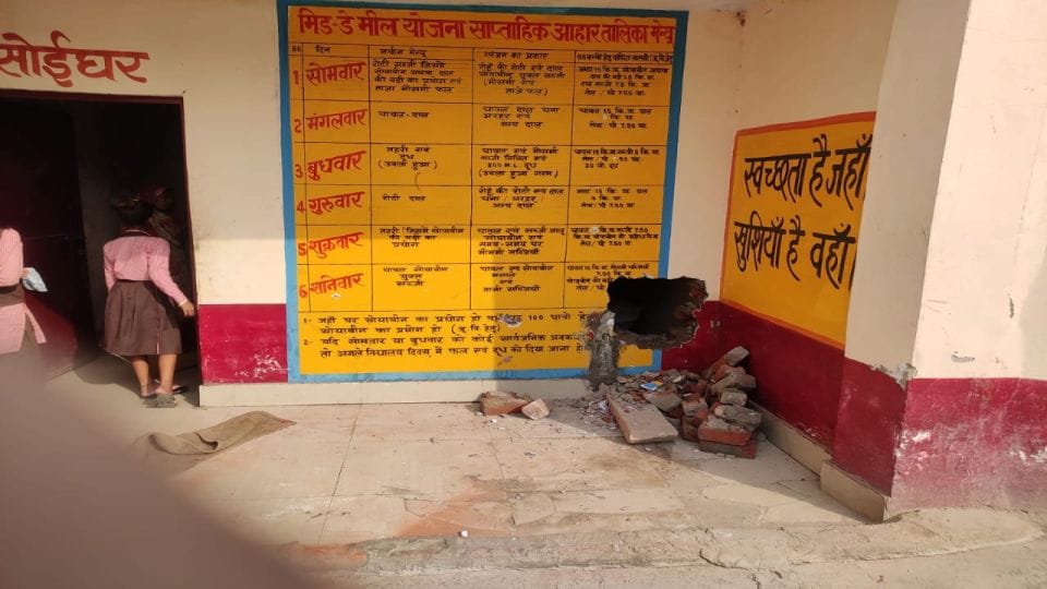 thieves stolen the utensils of the students from government school in agra