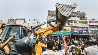 शाहीन बाग में बुलडोजर