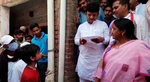 Minister ate kheer at the house of a peanut seller