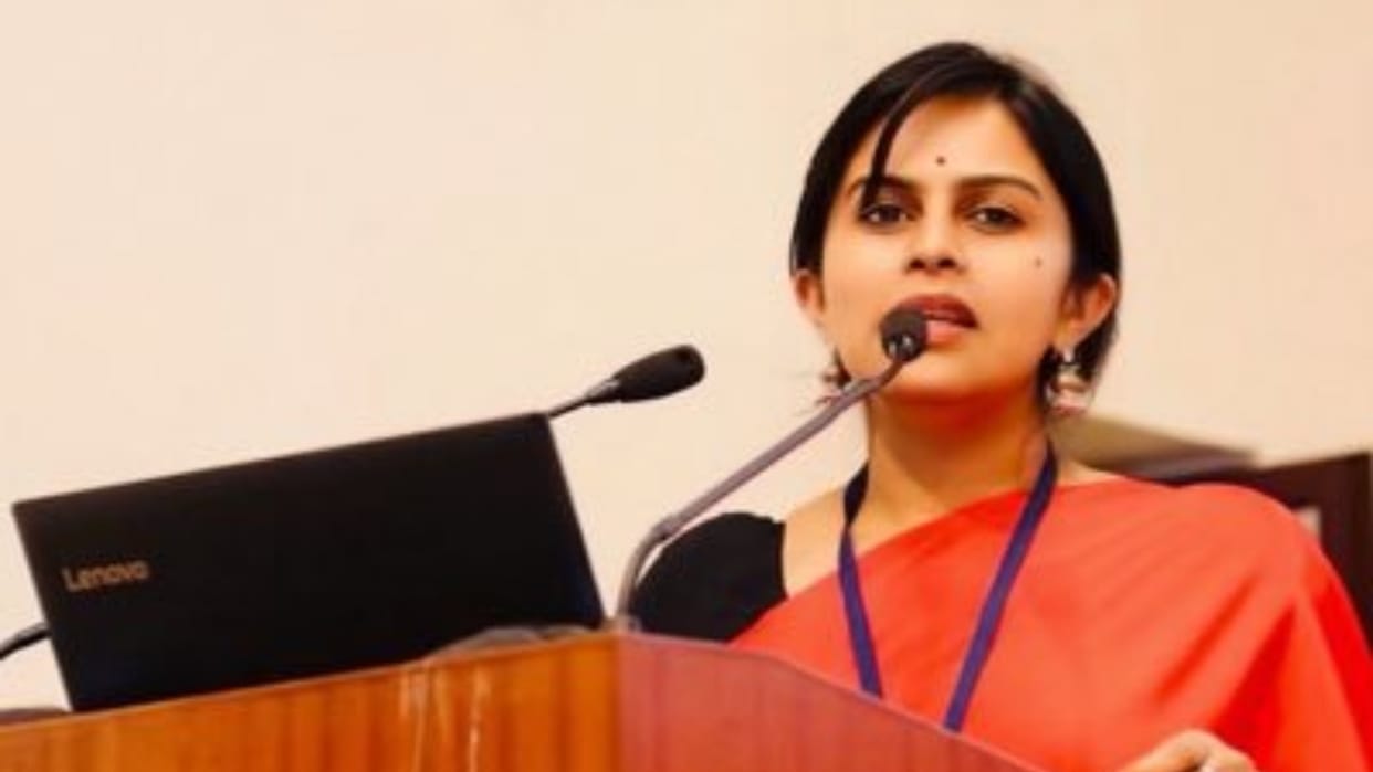 Success Story know success story of ias Priyanka shukla who was formerly a doctor by proffession
