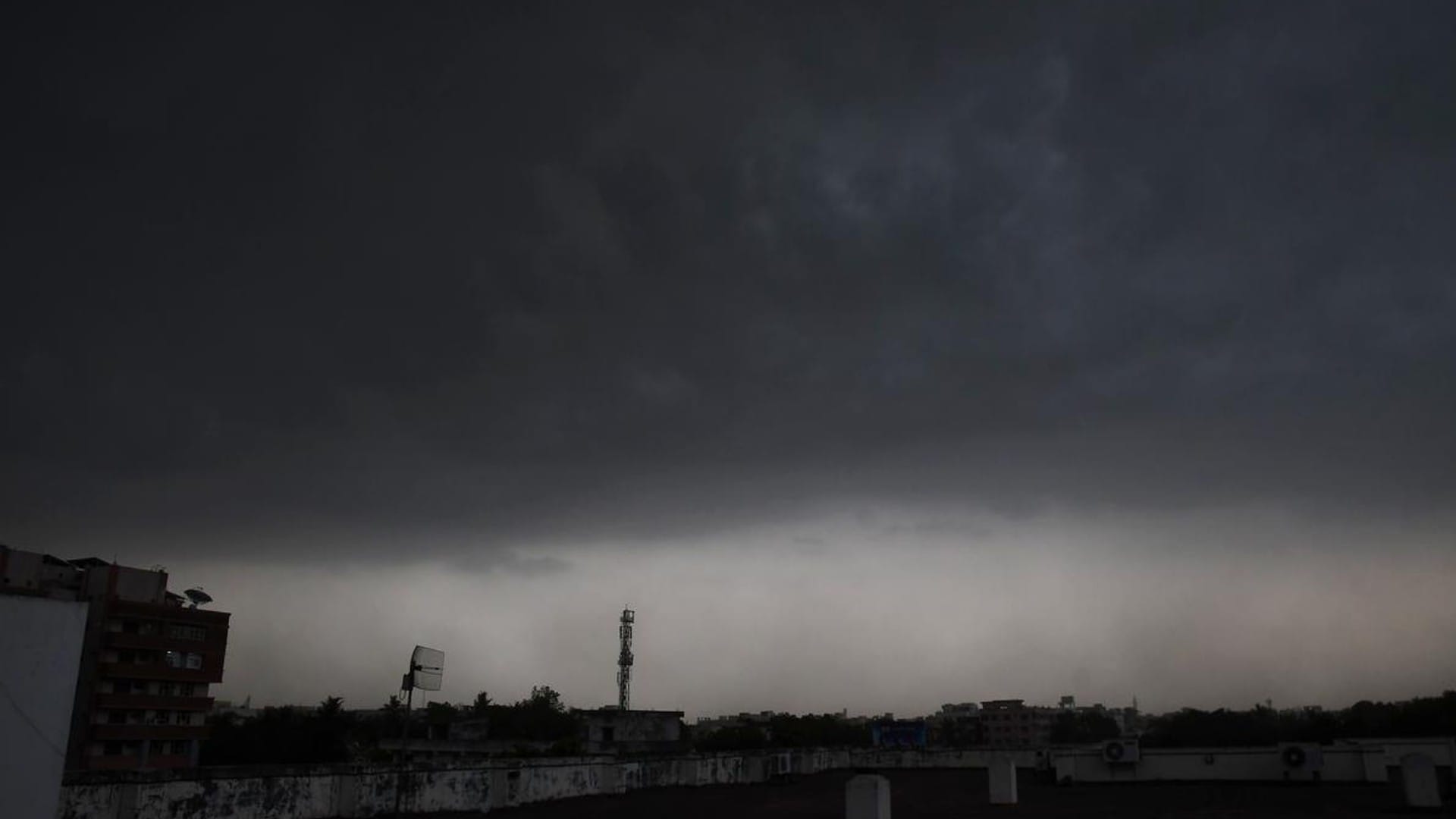 तूफान के चलते तमिलनाडु में कुछ ऐसा मौसम है।