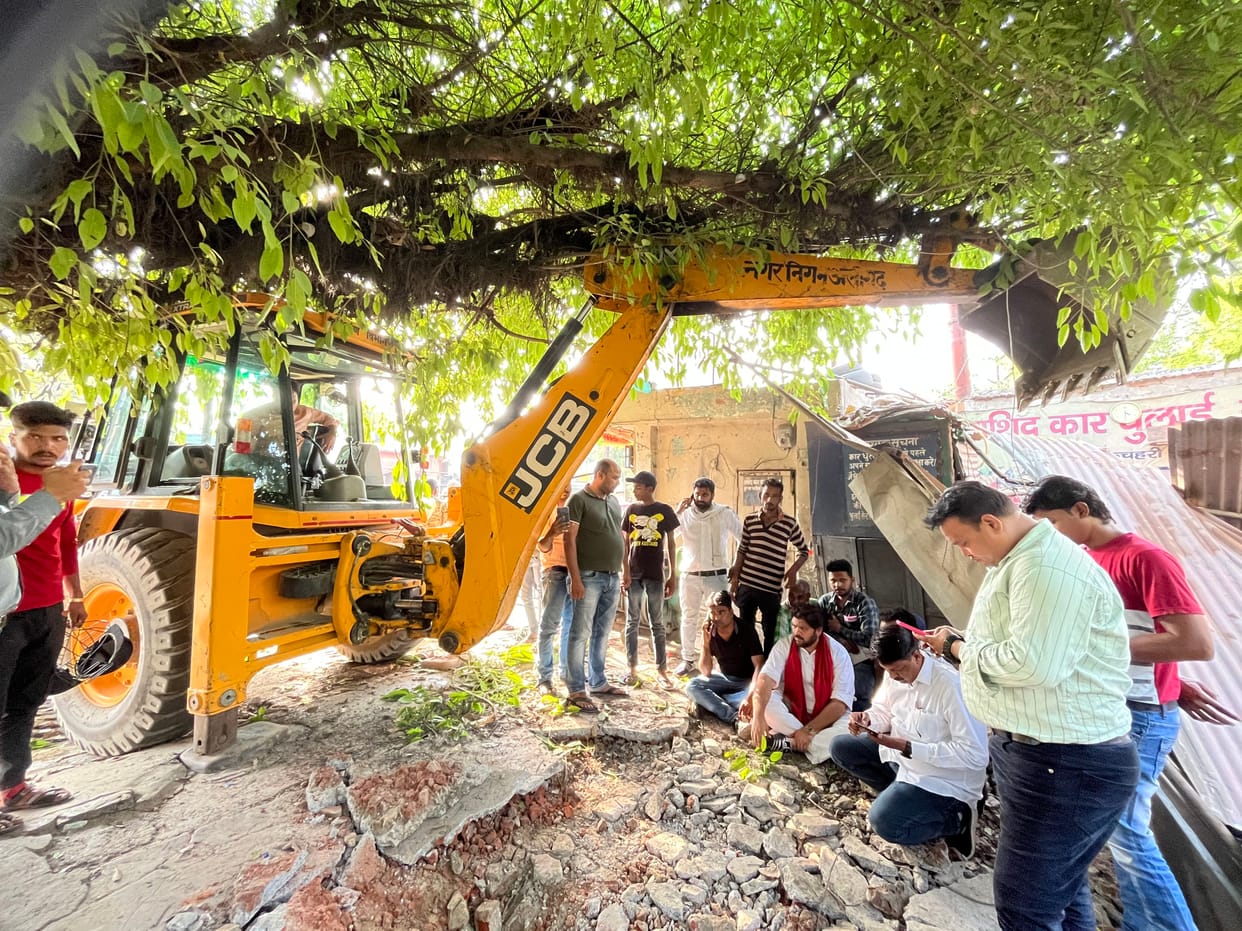 Car washing center demolished, SP leaders sat in front of JCB