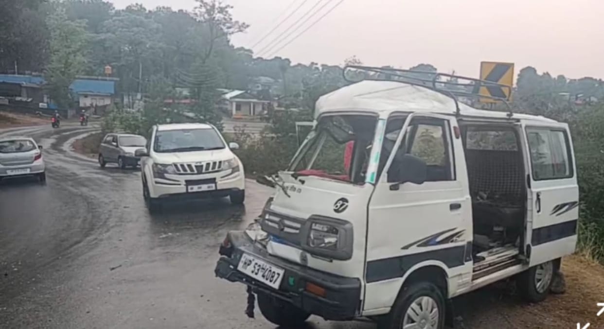 Tempo hit van in Arla, six injured