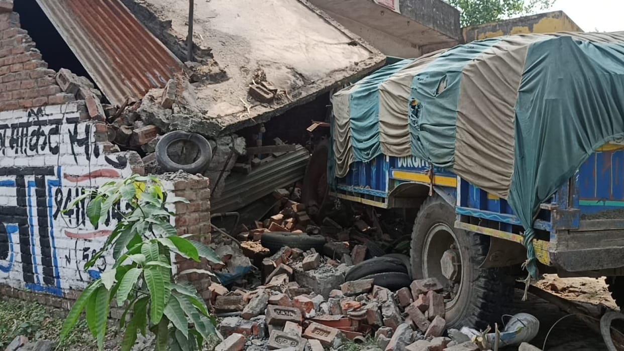 Tractor trolley filled with sand entered shops, linter fell