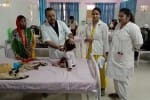 जिला अस्पताल में बच्चे की जांच करते चिकित्सक
