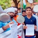 मध्य प्रदेश के छतरपुर जिले में बेरोजगारी के विरोध में थाली बजाकर रैली निकाली गई।