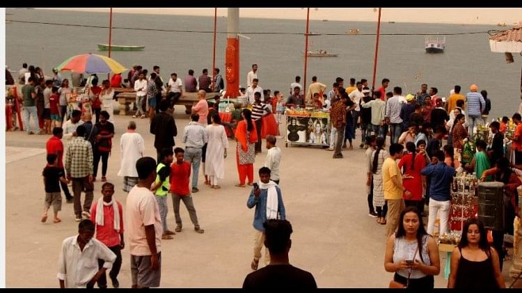 Varanasi Rains: वाराणसी में मौसम कर रहा कंफ्यूज! कभी धूप कभी छांव ने बढ़ाई उमस, ये है अधिकत तापमान