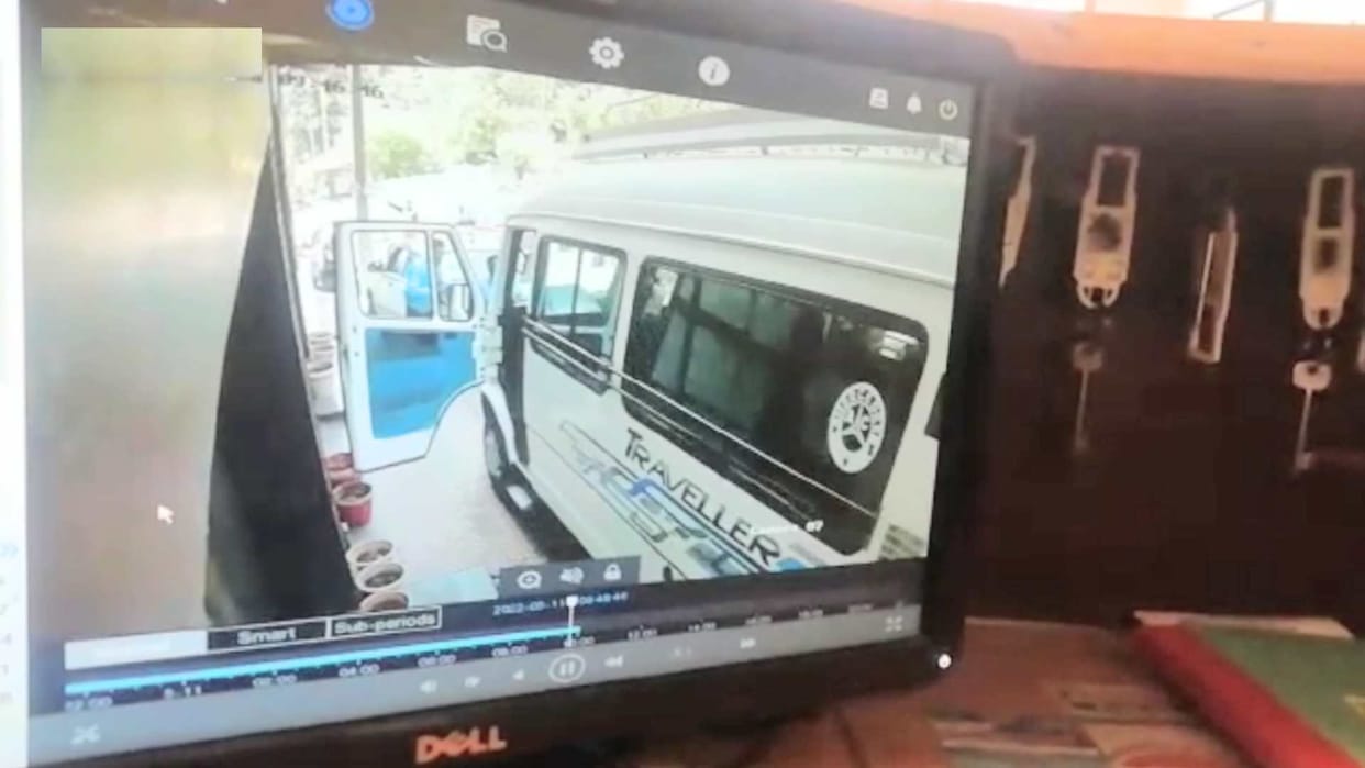 tempo traveller vehicle ply without a driver, tourists narrowly escaped in manali