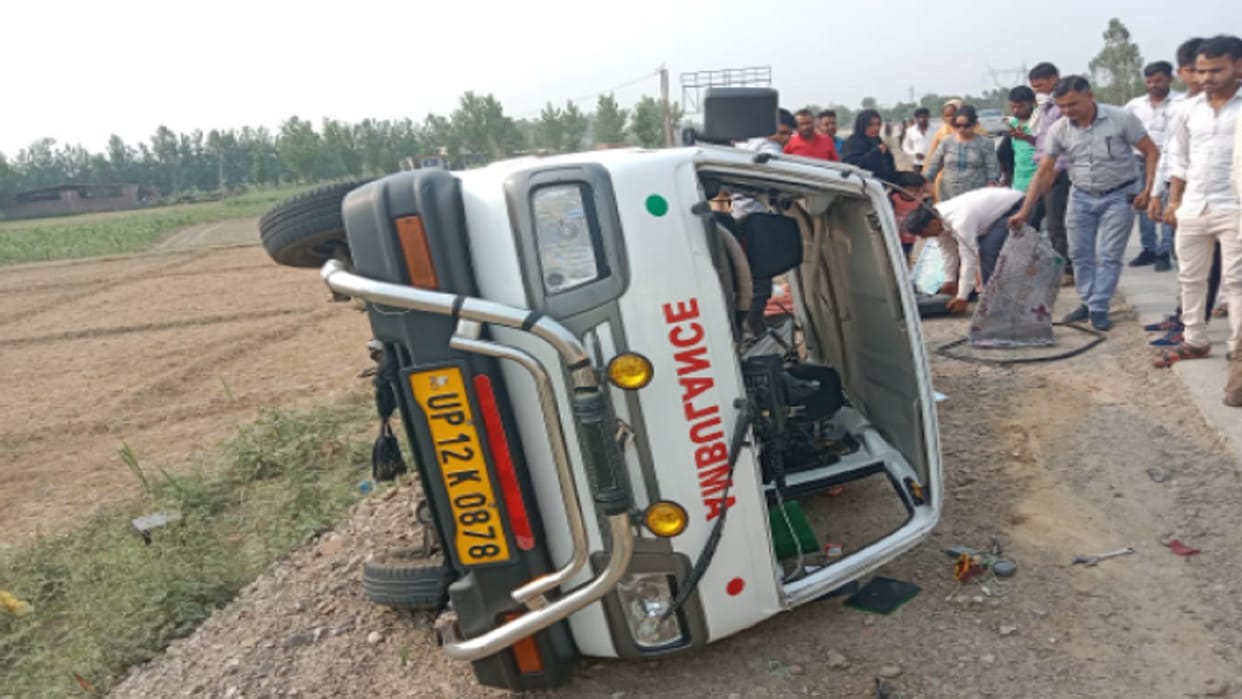 Bijnor News: An ambulance with a patient overturned on highway and driver fled