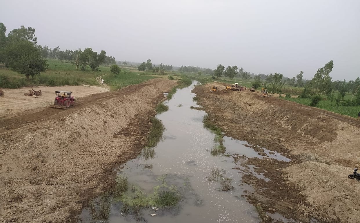 Malan started coming in the form of a river from the drain