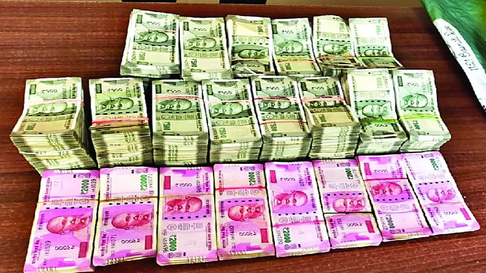 faridabad police arrested a man who roaming like a begger with 50 lakh cash