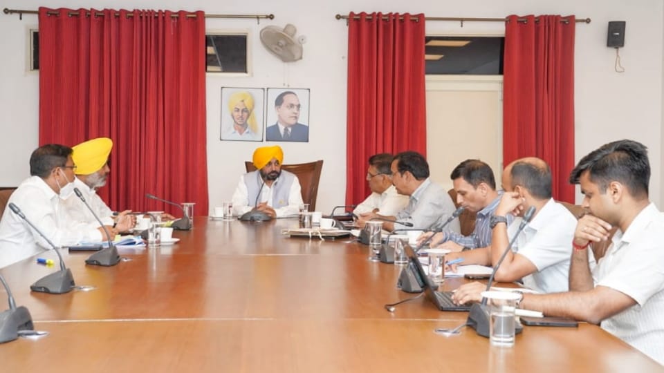 Punjab Cm Bhagwant mann meets finance minister harpal cheema to discuss about budget