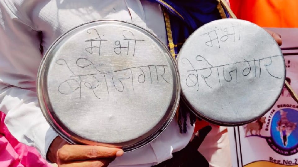 Chhatarpur: Rally taken out by playing a plate in protest against rising unemployment, memorandum submitted to the President