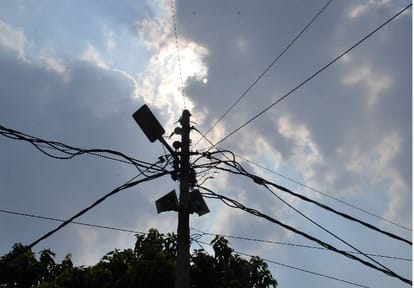 Varanasi: Weather changed due to Asani's effect, lightning flashed after strong sunlight, relief from drizzle