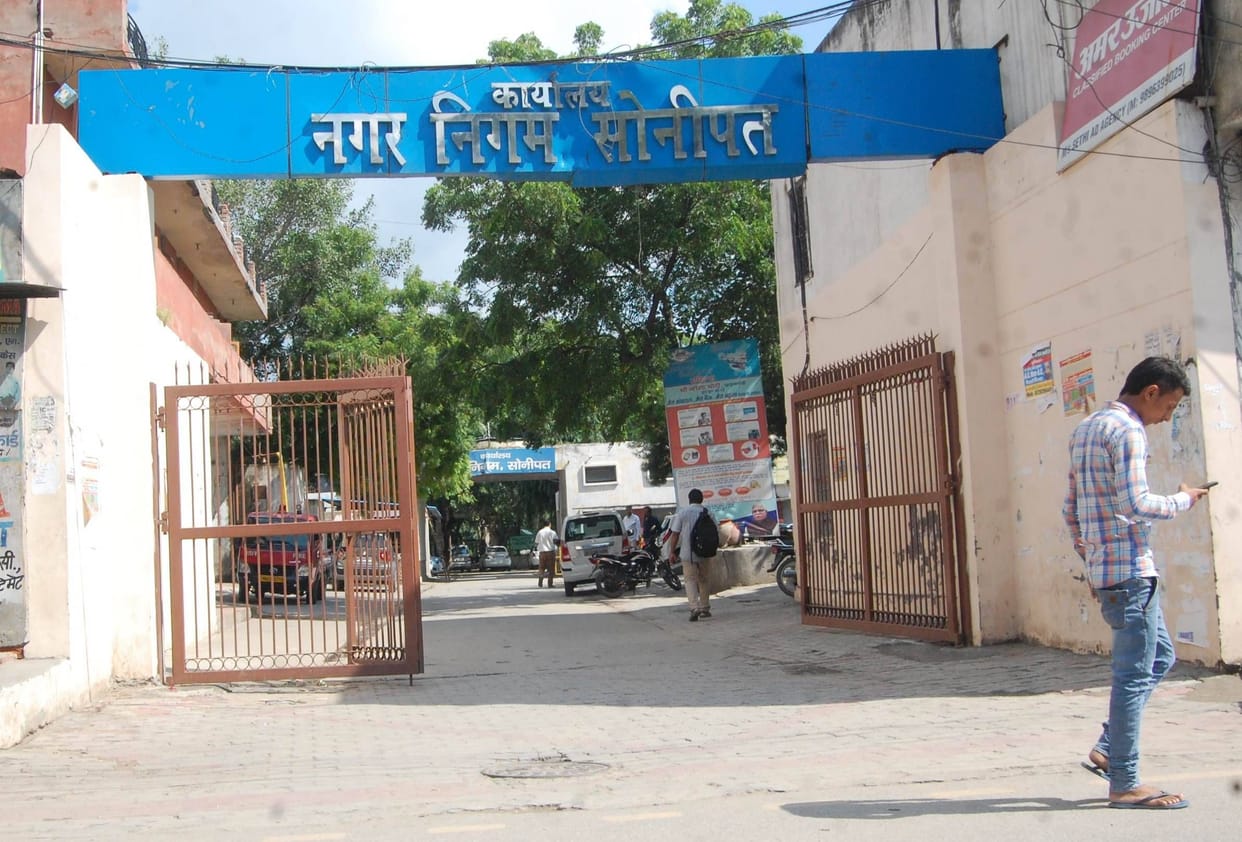 Explanation sought from 36 personnel including JE, three Chief Sanitary Inspectors who came late to the corporation office