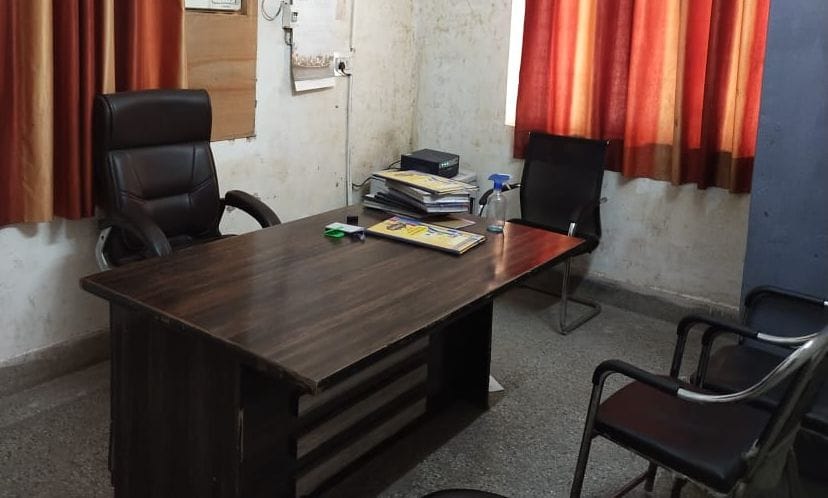hardoi news,Doctors coming late, writing outside medicines
