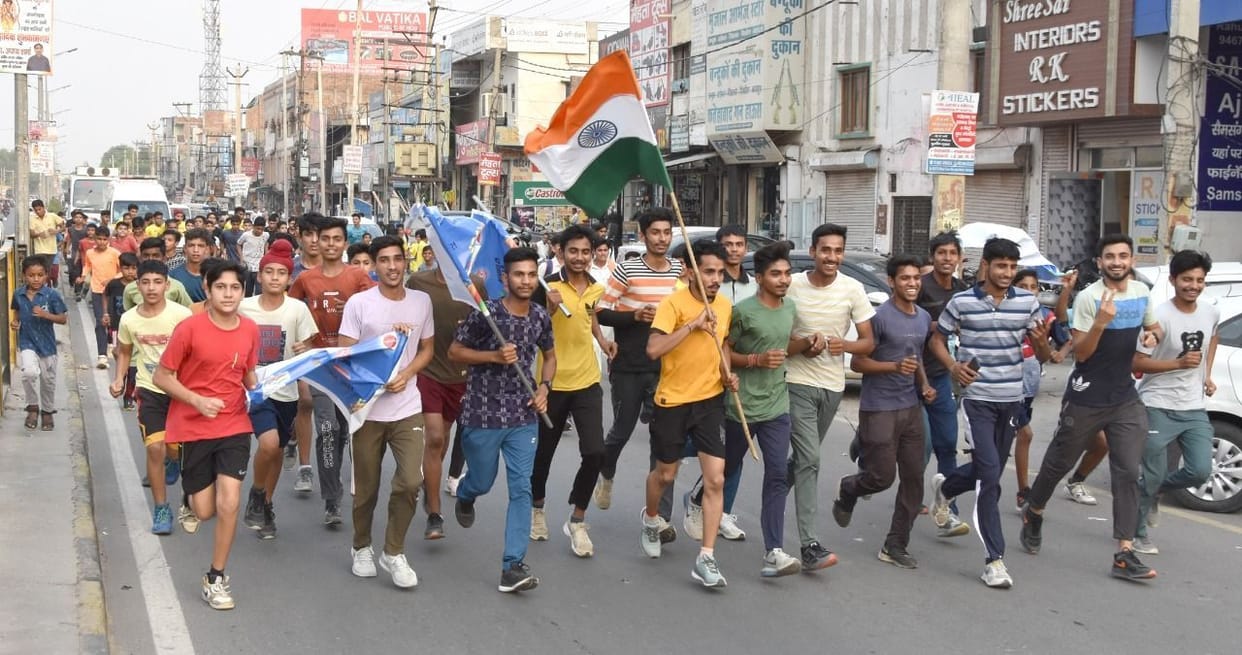 The youth ran with the tricolor from Panchayat Bhawan to Papiha Park