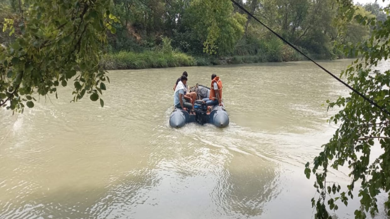 DCM Driver has committed suicide by drowned in gangnahar in Muzaffarnagar