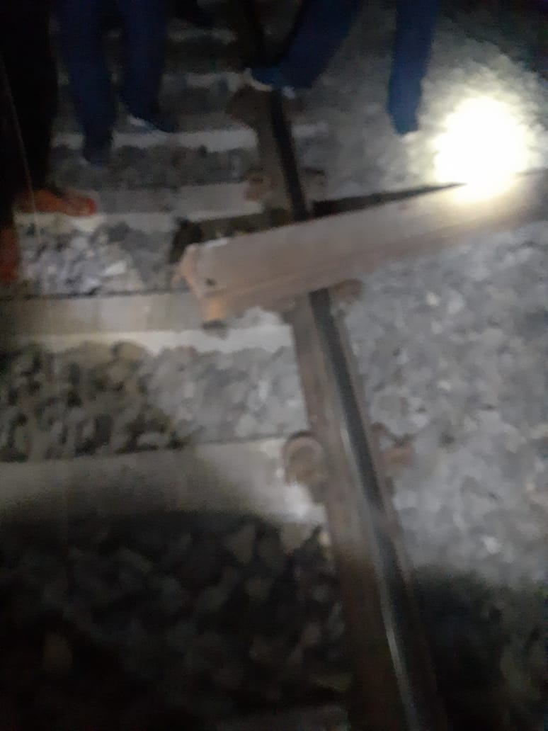 Ghazipur: Pieces of track found on railway track, removed by Sanghamitra standing at Chausa station