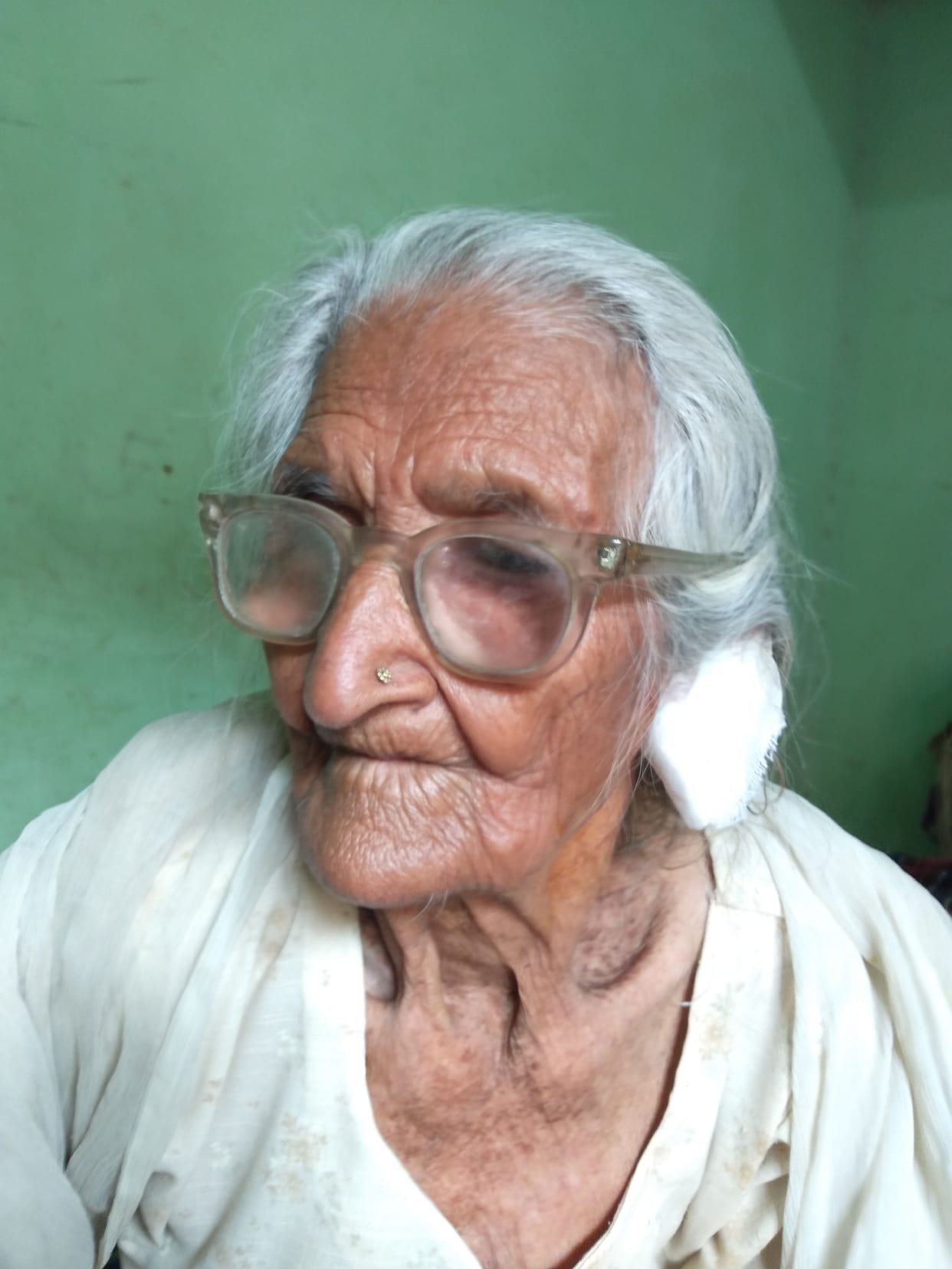 Took off the earrings of the elderly lying on the cot, the blood kept flowing from the ears