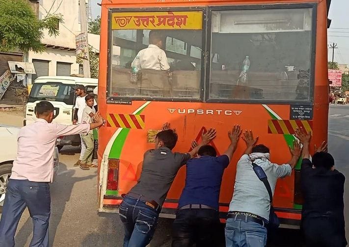 Hathras: Rae Bareli depot bus broke down, passengers pushed