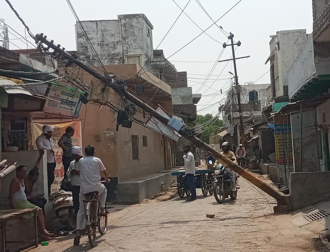 Hathras: Electric pole fell in Navipur Kalan, accident averted