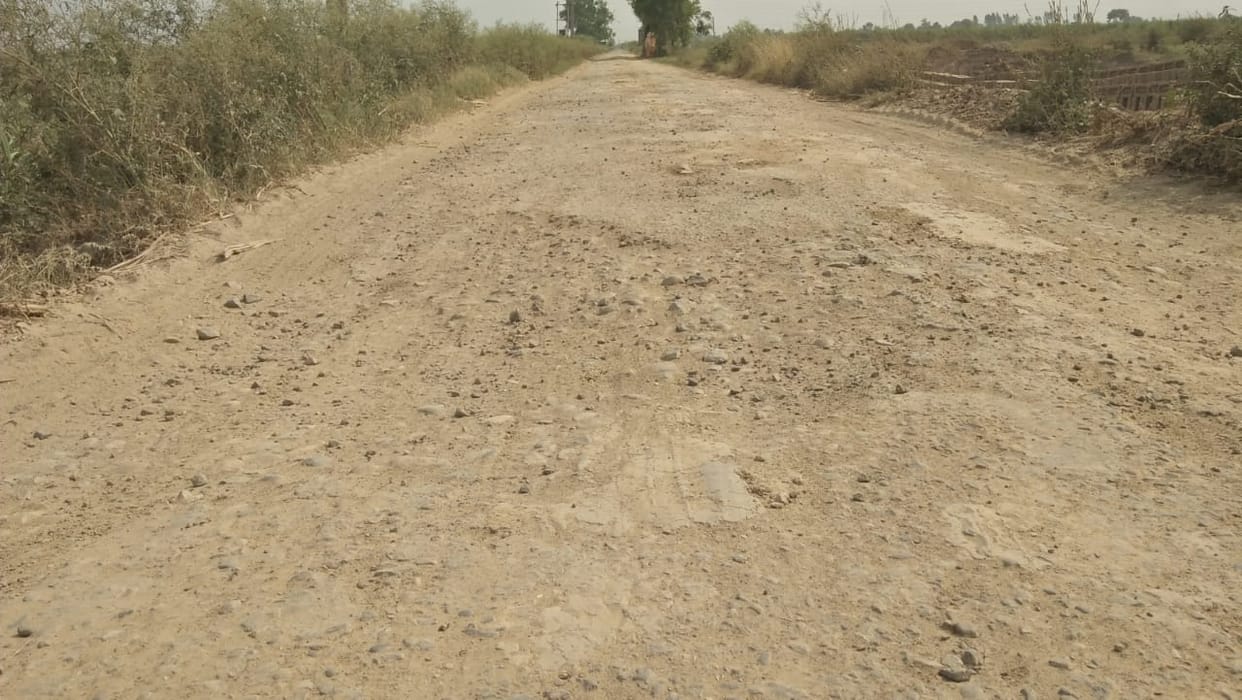 Road turned into potholes, people of five villages are facing problems
