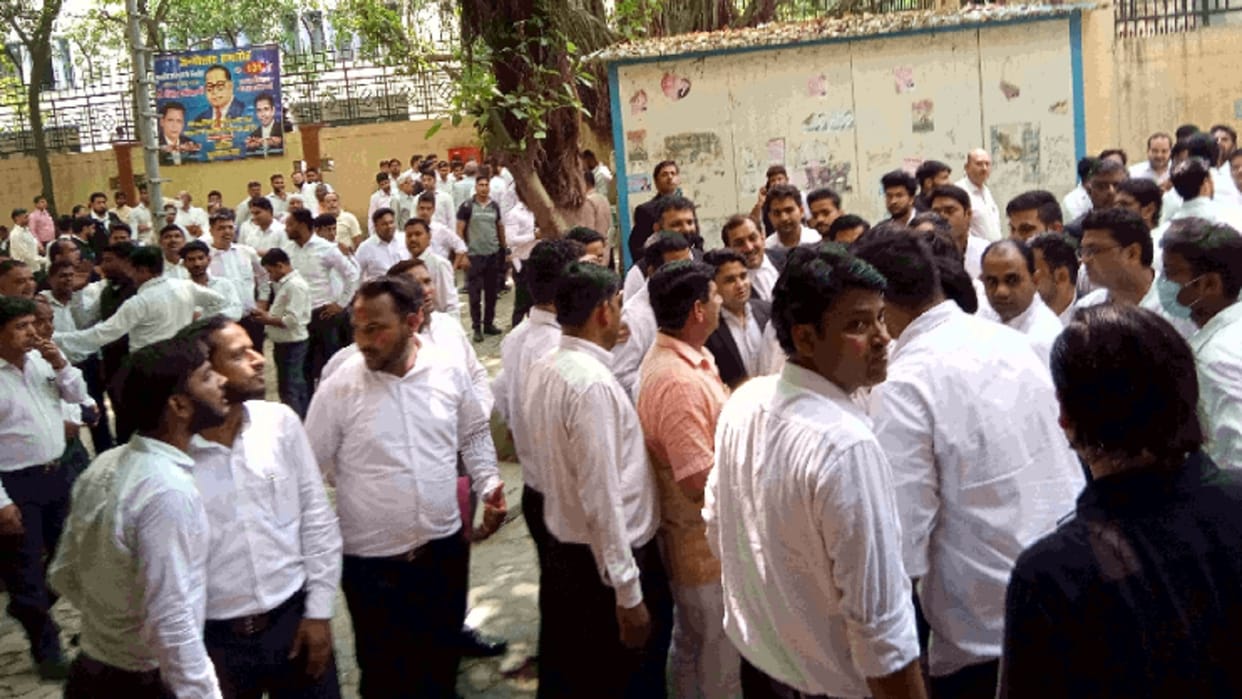 Ghaziabad The inspector had slapped now the lawyers beat him the police post was vandalized
