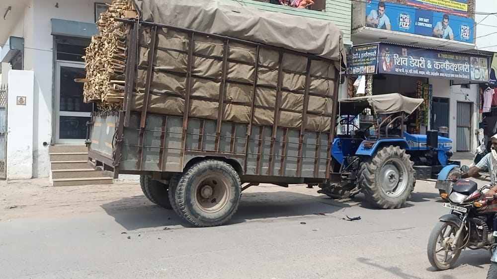 Bike riding youth and teenager dies after coming under tractor-trolley