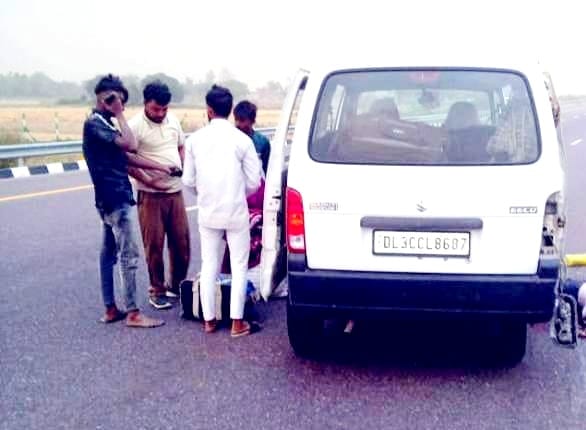 Van overturned uncontrollably on the expressway in Unnao, youth dies
