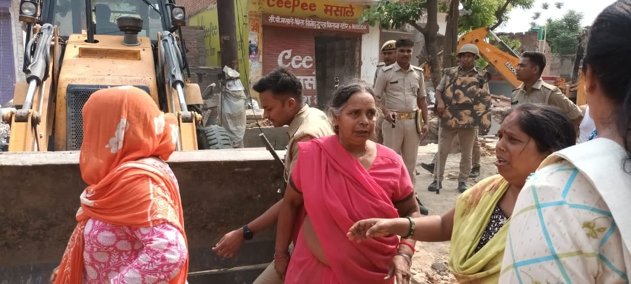 Attack on municipal workers who went to break illegal construction in Farrukhabad